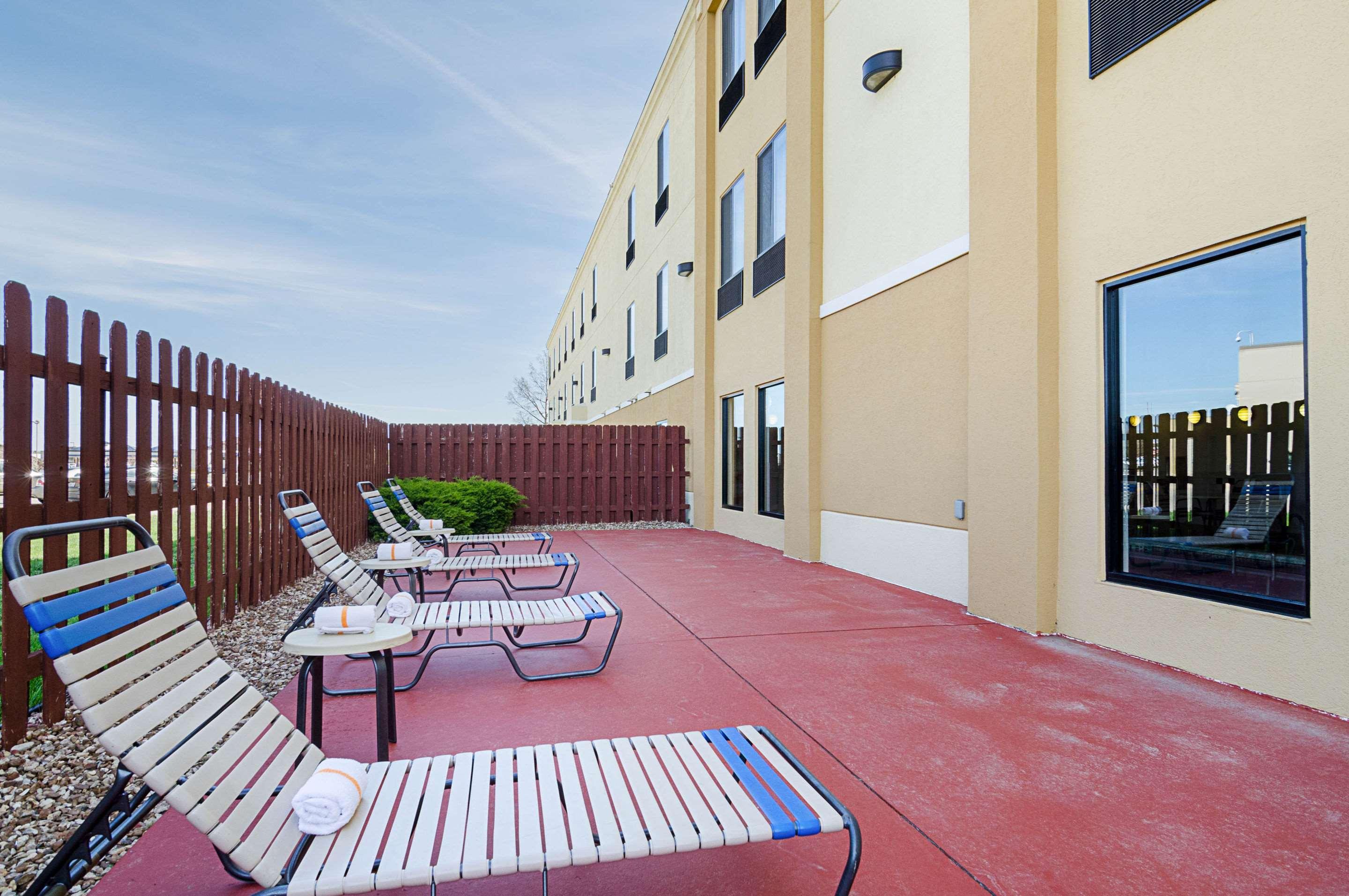 Comfort Inn & Suites Hutchinson Esterno foto