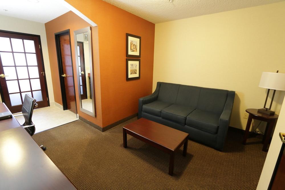 Comfort Inn & Suites Hutchinson Esterno foto