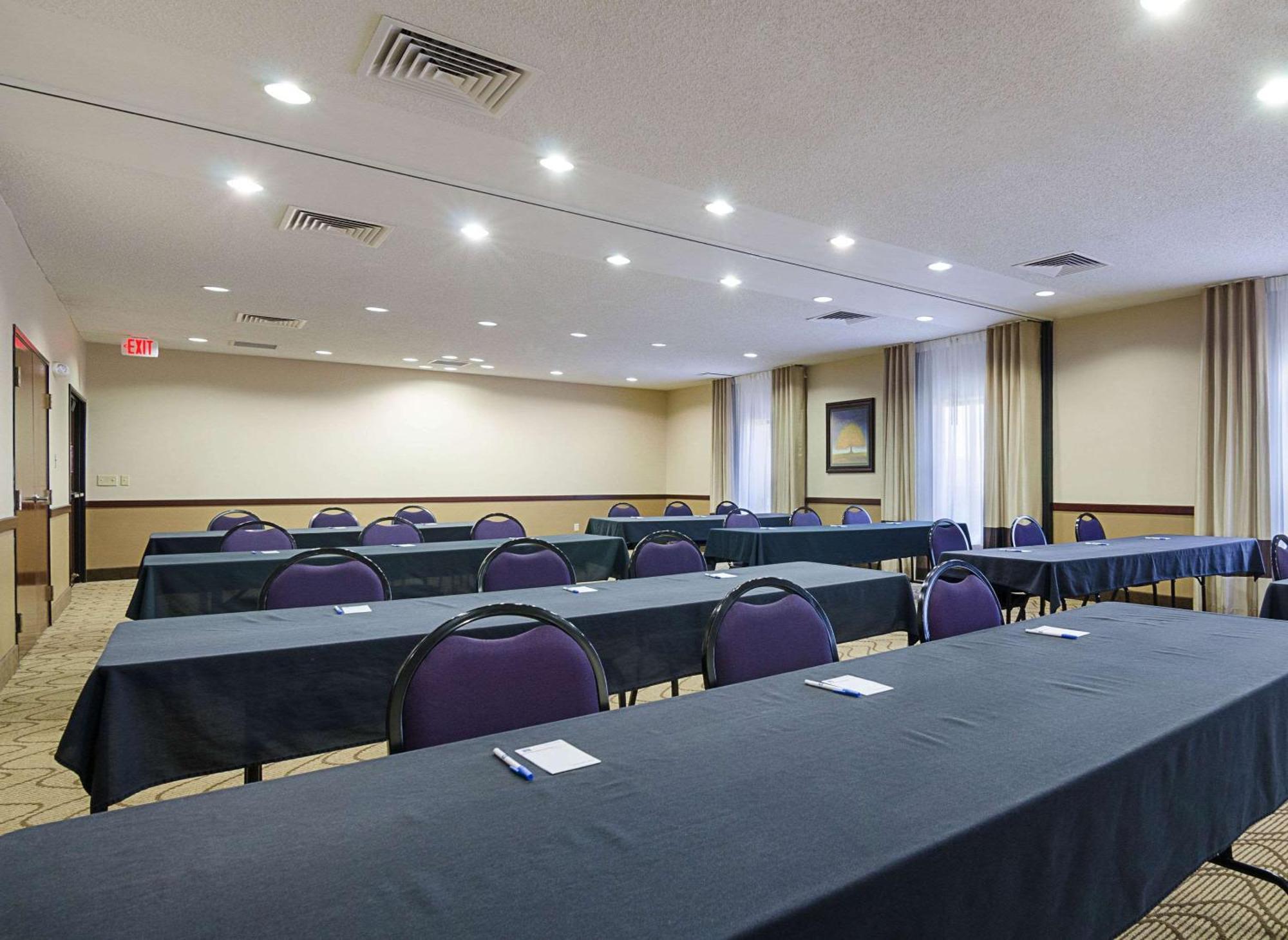 Comfort Inn & Suites Hutchinson Esterno foto