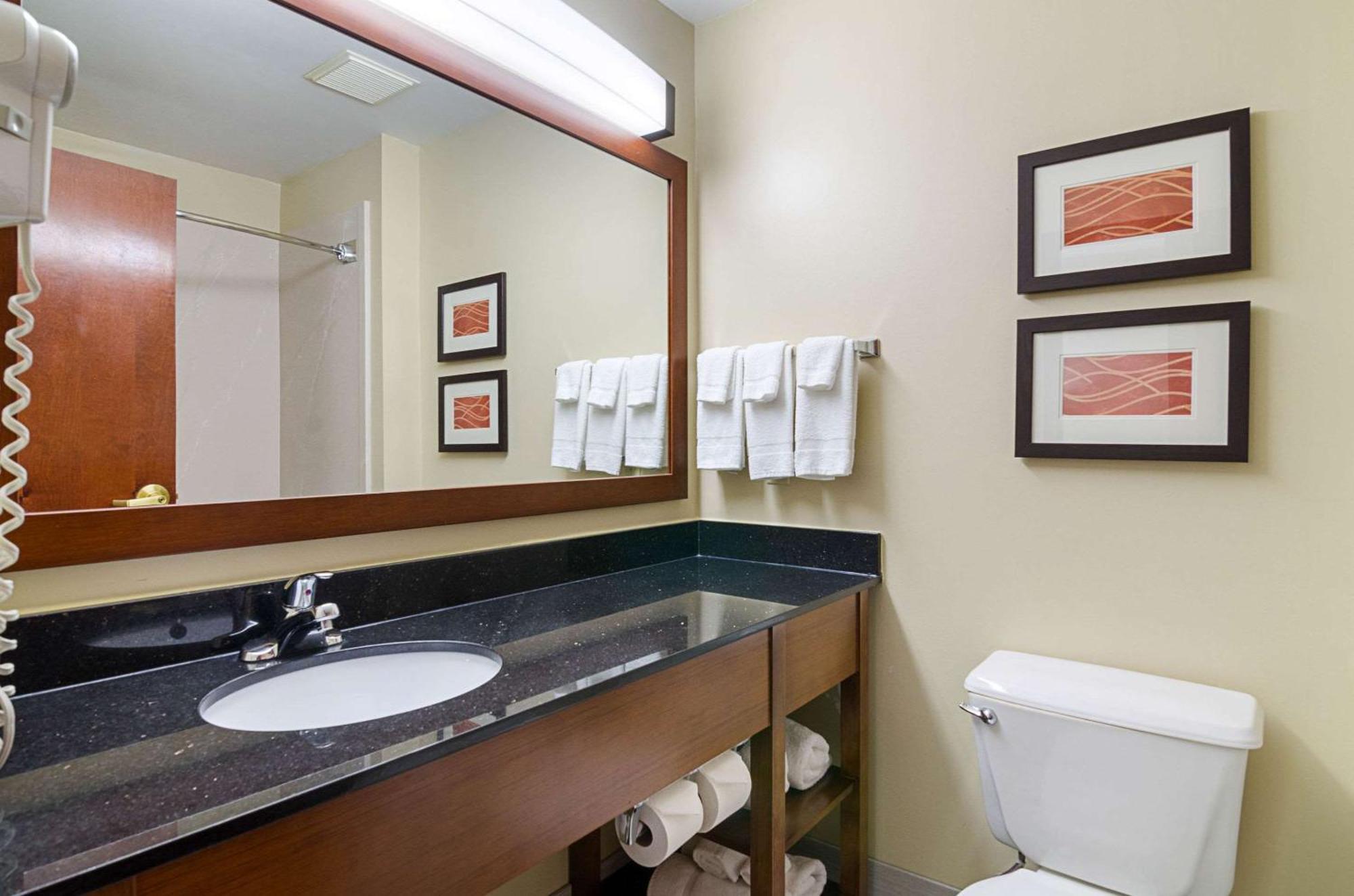Comfort Inn & Suites Hutchinson Esterno foto