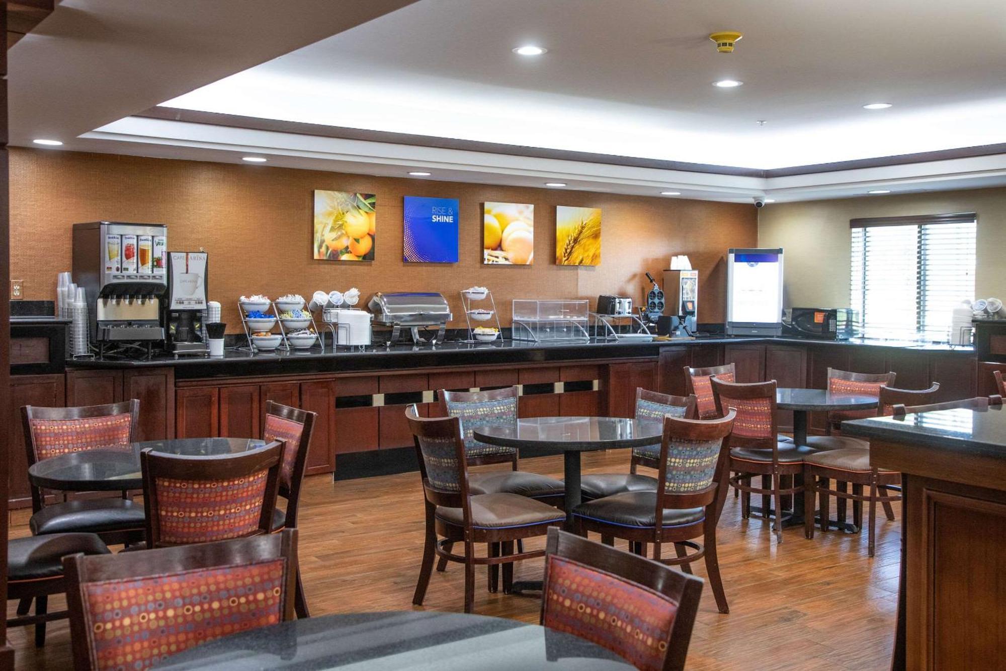 Comfort Inn & Suites Hutchinson Esterno foto