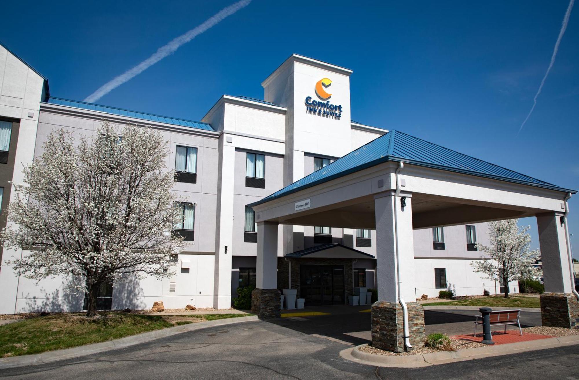Comfort Inn & Suites Hutchinson Esterno foto