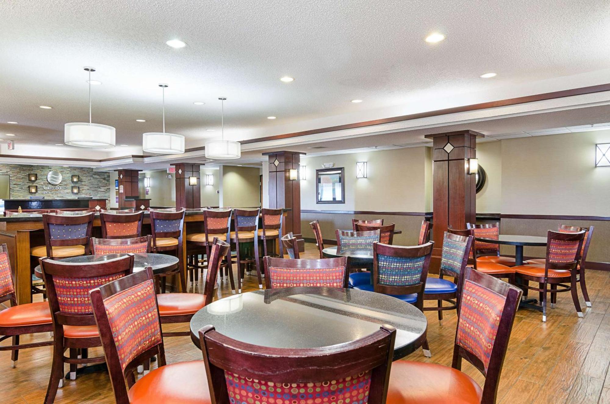 Comfort Inn & Suites Hutchinson Esterno foto