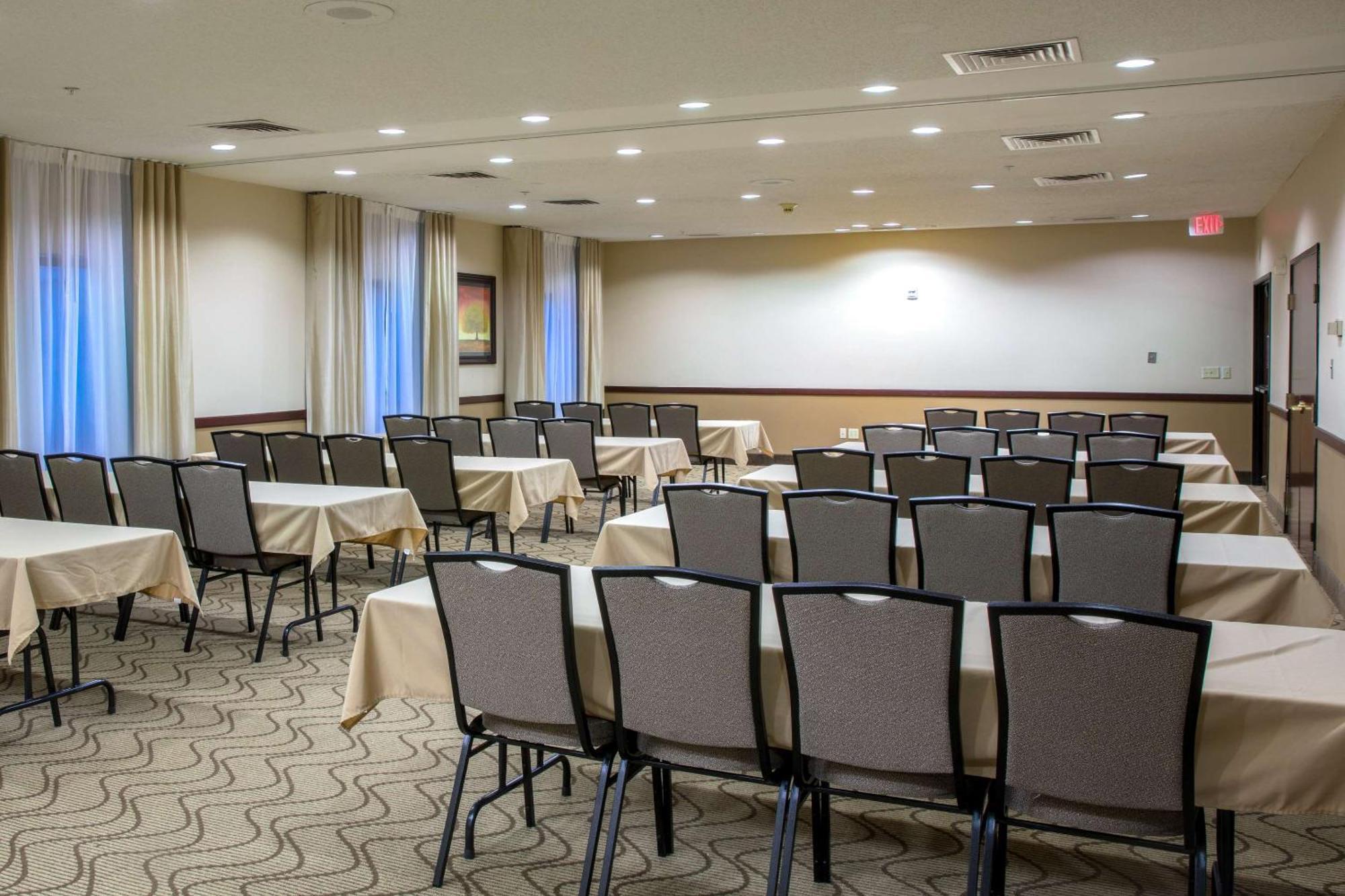 Comfort Inn & Suites Hutchinson Esterno foto