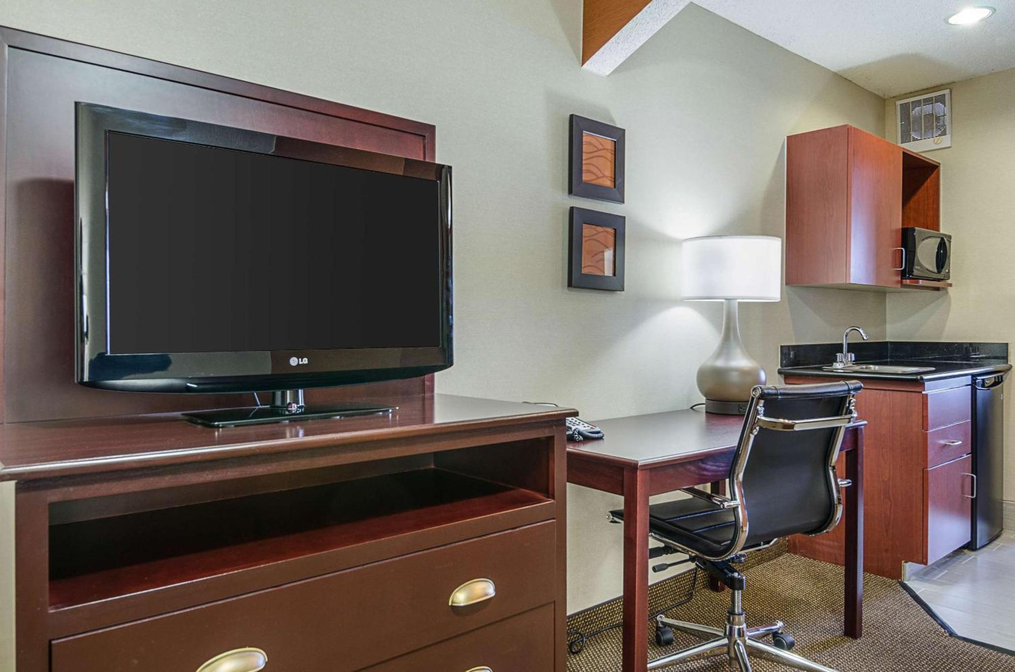 Comfort Inn & Suites Hutchinson Esterno foto