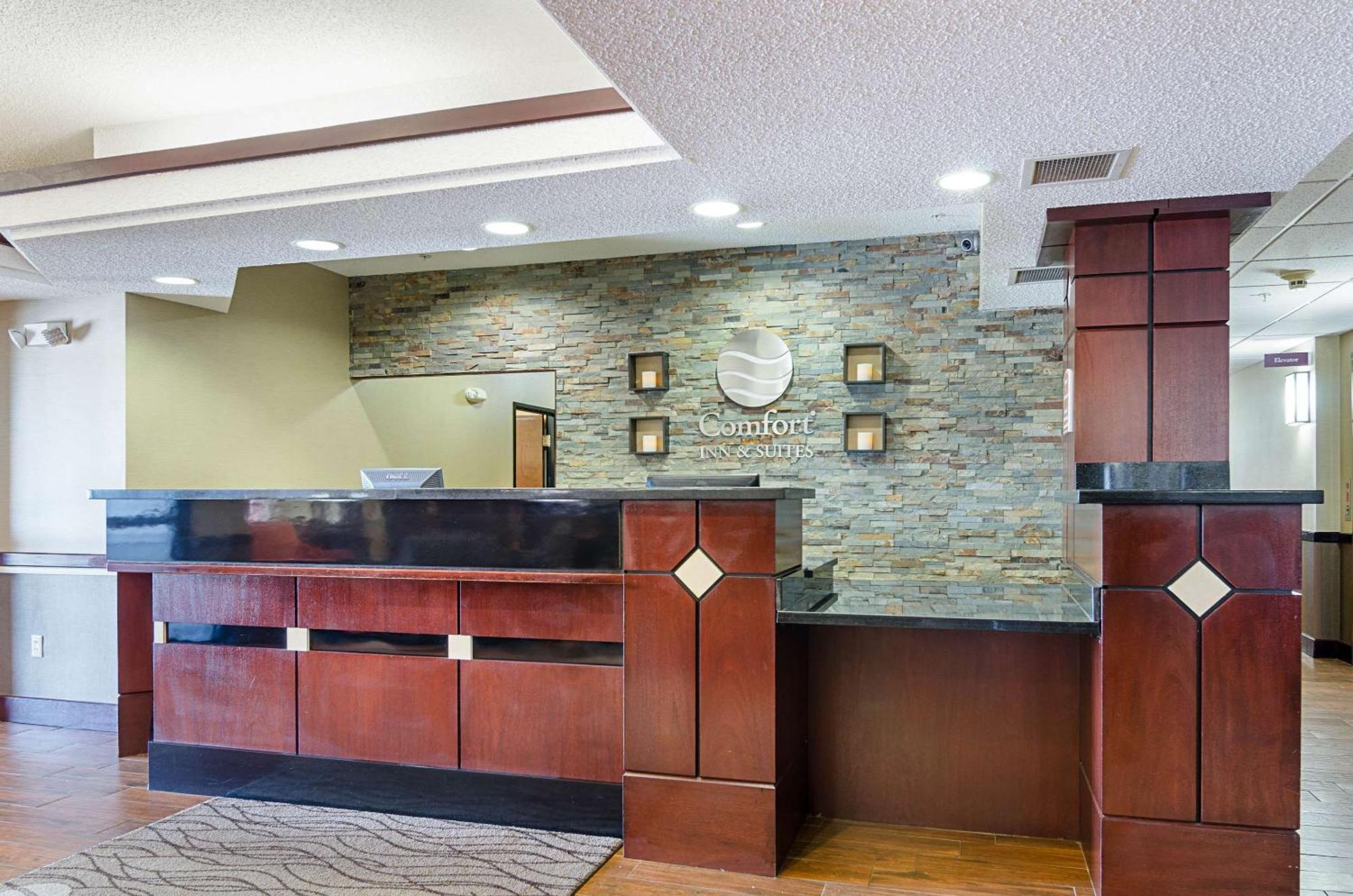 Comfort Inn & Suites Hutchinson Esterno foto